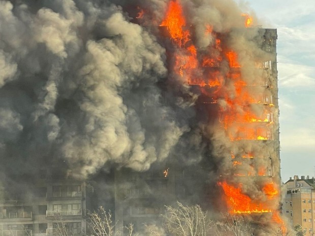 Un incendie de façade majeur frappe un immeuble ...