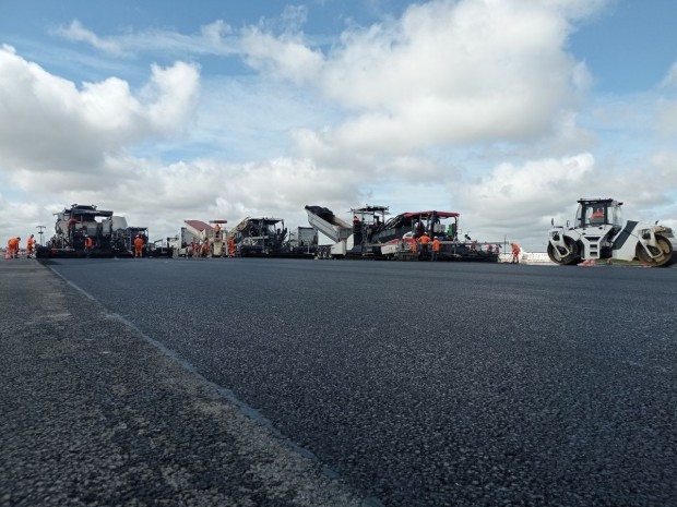 A l'aéroport d'Orly, la piste 2 passe du blanc au ...