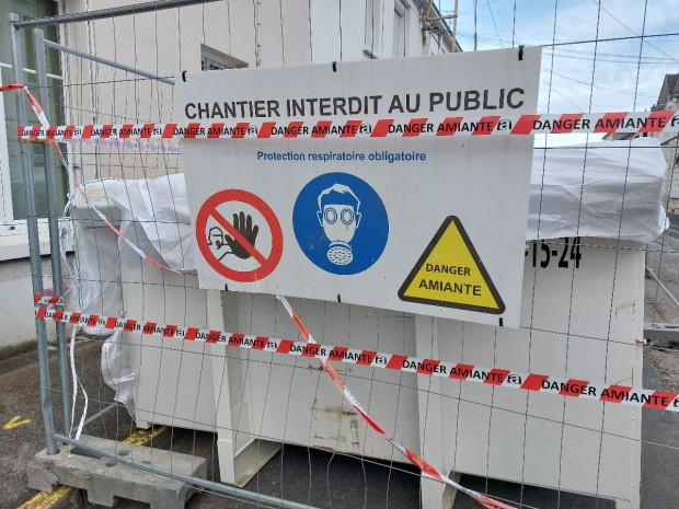 Benne déchets amiante sur voie publique