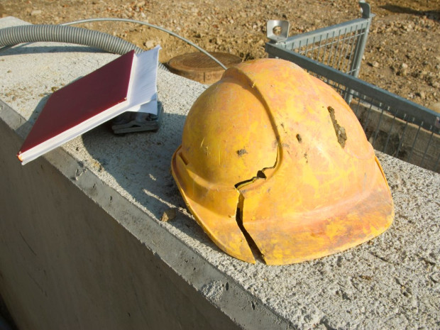 Casque de chantier fissuré