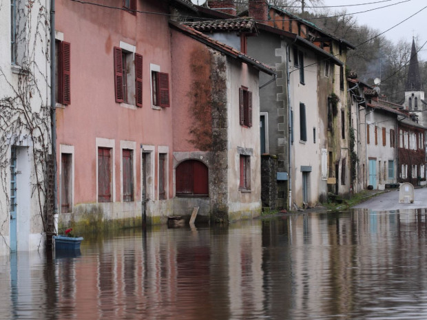 Un village face à la montée des eaux.