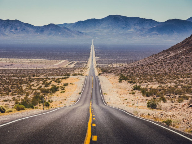 Route droite sans fin dans le sud-ouest américain, États-Unis