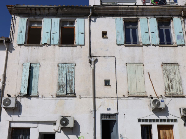 Immeuble équipé de climatiseurs à Perpignan.