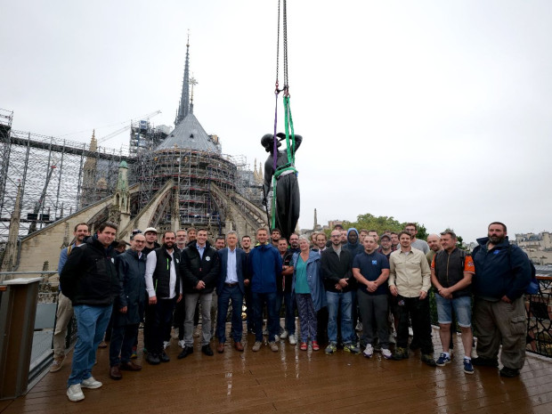 Pose de la statue de Saint Thomas, Notre-Dame de Paris, 24 juillet 2025