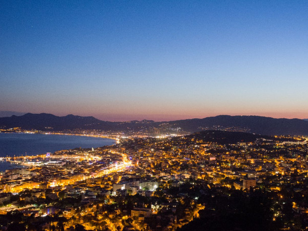 Ecliarage nocturne Cannes vue aérienne