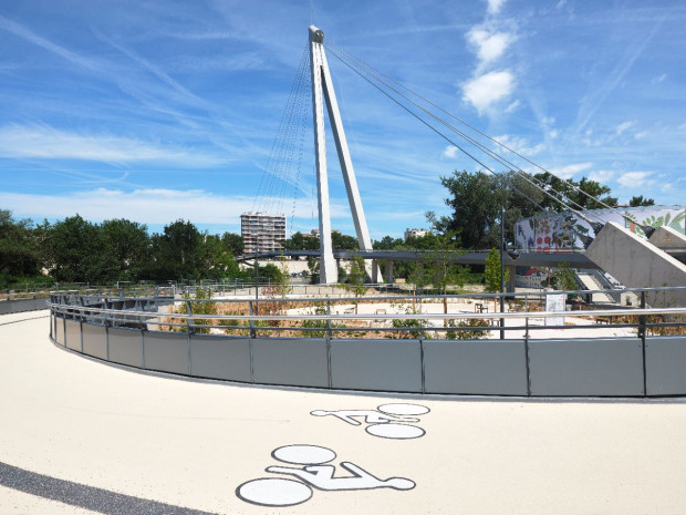 Rampe de la passerelle Robert-Poujade, à Toulouse.