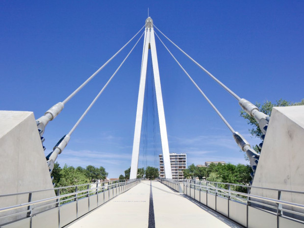 Passerelle Robert-Poujade, à Toulouse.