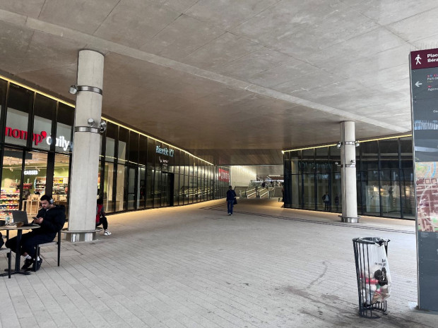 Couloir menant vers le métro de la gare