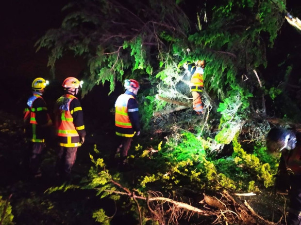 Sapeurs-pompiers intervenant dans le Val d'Oise suite à la tornade du 20 octobre 2025