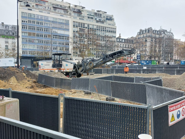 Chantier de travaux publics à Paris, devant la gare Montparnasse Chantier de travaux publics à Paris, devant la gare Montparnasse