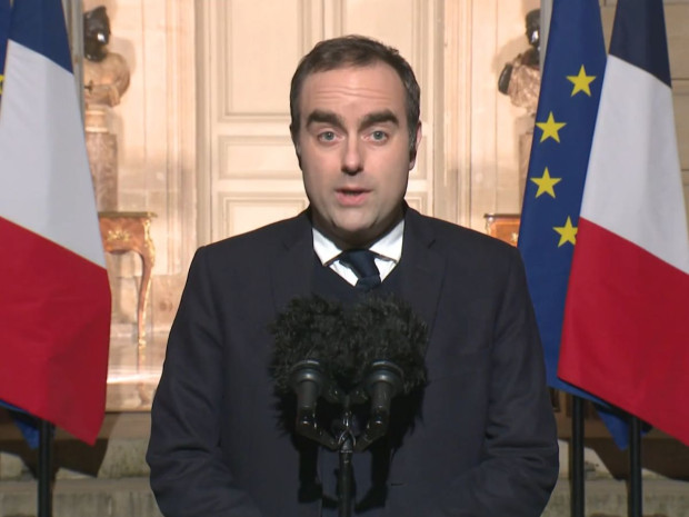 S&eacute;bastien Lecornu, Premier ministre, sur le perron de Matignon, le 23 d&eacute;cembre 2025.