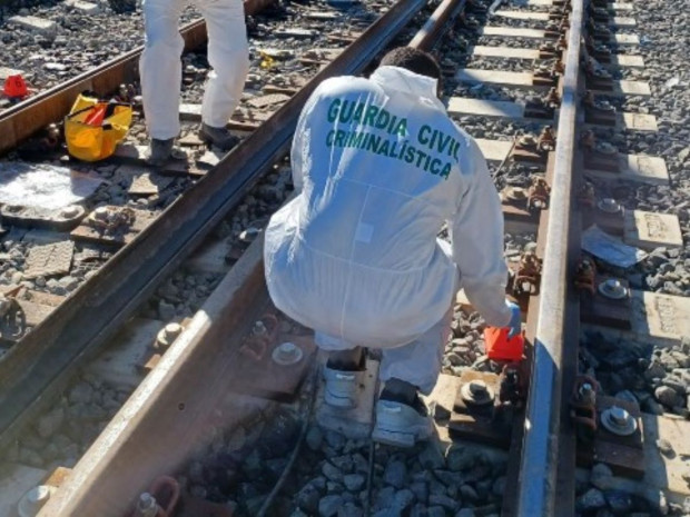 Enquêteurs de la Guardia civil espagnole sur la ligne à grande vitesse Madrid-Séville Enquêteurs de la Guardia civil espagnole sur la ligne à grande vitesse Madrid-Séville