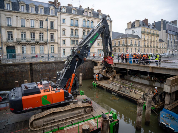 Travaux Parking Vilaine (installation de la grue de grignotage)