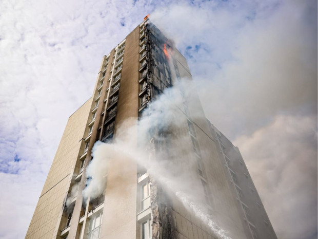 Incendie sur la tour Juillet, aux Ulis (Essonne), le 17 avril 2026.