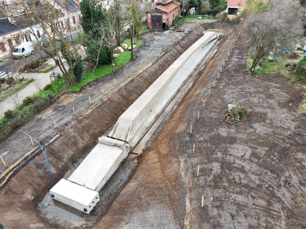 Cette arche d'essai, de 50 m de long, a &eacute;t&eacute; &eacute;rig&eacute;e en 1908, dans le cadre de la construction de trois ponts sur l'Allier