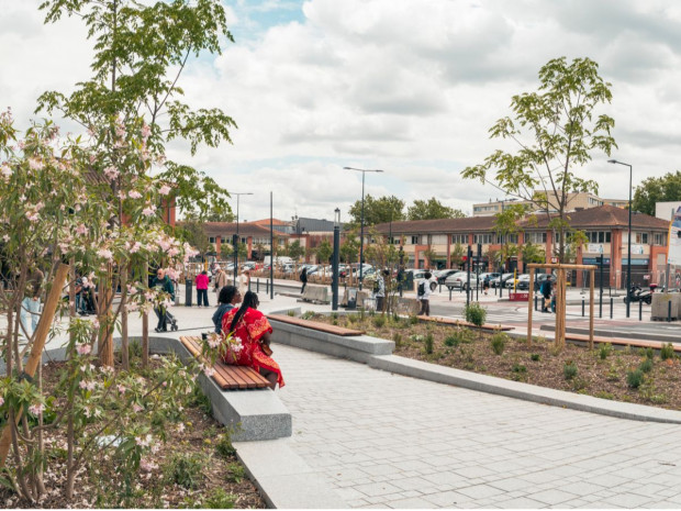 A Bellefontaine, les travaux de r&eacute;novation urbaine ont permis de v&eacute;g&eacute;taliser la place centrale et d'en am&eacute;liorer l'accessibilit&eacute;, avec la cr&eacute;ation de pistes cyclables.