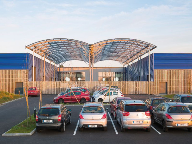 Le Centre de formation aux m&eacute;tiers de l\'automobile imagin&eacute; par l\'Atelier 2+1