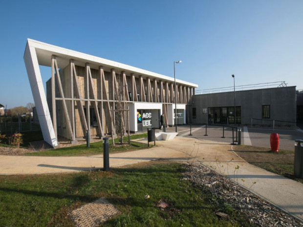Le Premier ministre Bernard Cazeneuve vient  d\'inaugurer l\'extension du centre de formation des apprentis du b&acirc;timent de Blois (Loir-et-Cher), ouvert &agrave; 450 &eacute;l&egrave;ves depuis la rentr&eacute;e 2016. 