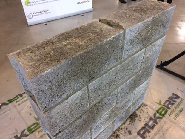 Ciments Calcia et Alkern pr&eacute;sentent le bloc porteur en b&eacute;ton de miscanthus &agrave; l\'occasion du Si&ntilde;al Exhibition &agrave; Ch&acirc;lons-en-Champagne (Marne), le salon de la bio&eacute;conomie et des mat&eacute;riaux biosourc&eacute;s