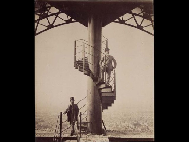 Gustave Eiffel et son gendre posant sur l\'escalier de la Tour Eiffel
