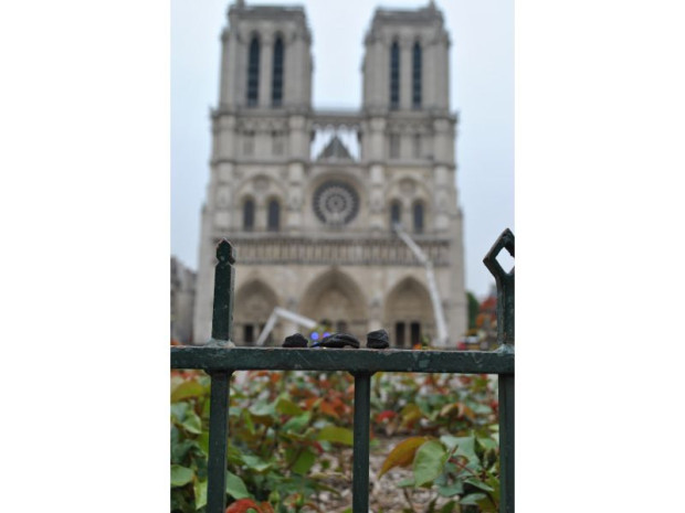 Les cendres de la toiture de Notre-Dame dispers&eacute;es dans le quartier