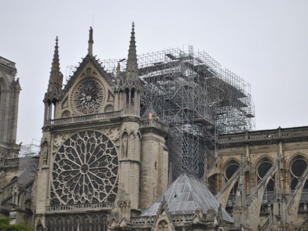 Le coeur de la cath&eacute;drale, seul l\'&eacute;chafaudage subsiste