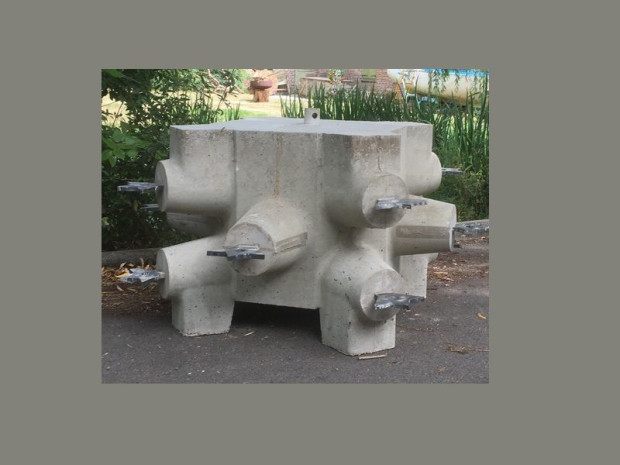 Dispositif de barrages par blocs reli&eacute;s