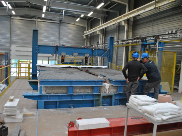 Des ouvriers au travail dans les locaux d\'Efectis France, &agrave; Aveni&egrave;res (Is&egrave;re)
