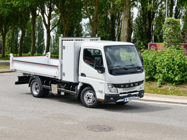 V&eacute;hicule utilitaire Fuso Canter
