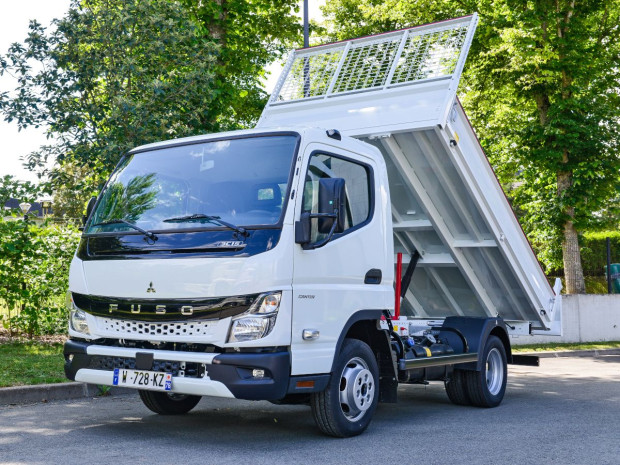 V&eacute;hicule utilitaire Fuso Canter