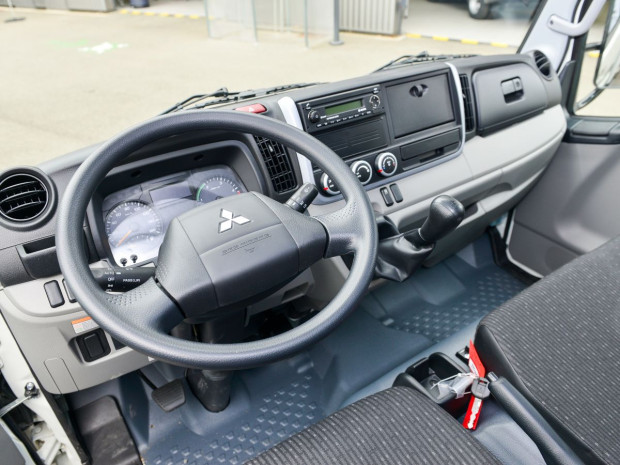 V&eacute;hicule utilitaire Fuso Canter