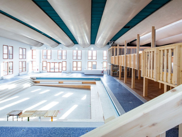 La piscine d\'en face Saint-Genevi&egrave;ve des Bois