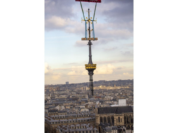 Couronne et croix &copy; David Bordes - Reb&acirc;tir Notre-D