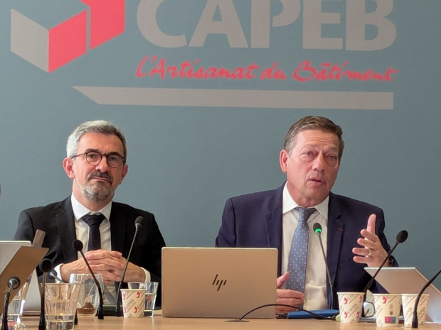 Matthieu Rosy, secr&eacute;taire g&eacute;n&eacute;ral de la Capeb, et Jean-Christophe Repon, pr&eacute;sident de la Capeb, le 21 janvier 2026, lors d\'une conf&eacute;rence de presse, &agrave; Paris. 