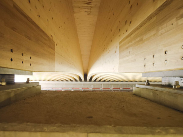 La structure en bois se compose de deux trav&eacute;es supportant une dalle en b&eacute;ton