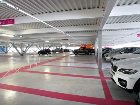 Un parking rose pour l\'aéroport de Marseille