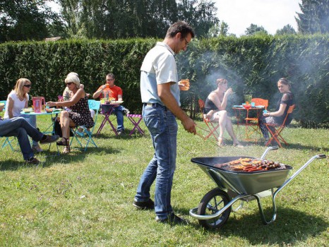 Indispensable sur les chantiers : la brouette barbecue !