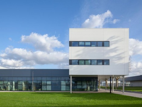 Réalisation du nouveau site industriel sur le site Le Bourget (Seine-Saint-Denis) de Airbus Helicopters par Kardham Cardete Huet Architecture