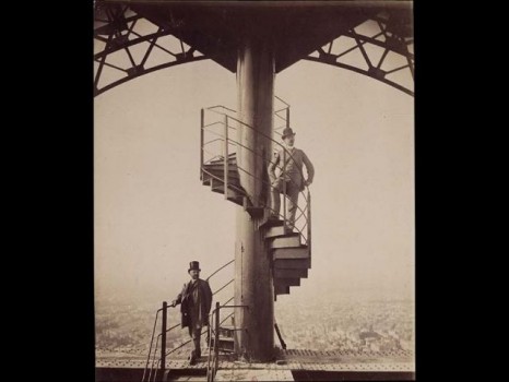 Gustave Eiffel et son gendre posant sur l\'escalier de la Tour Eiffel