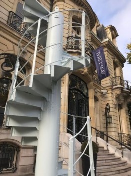 Mesurant plus de 4 mètres de haut, ce tronçon provient de l\'escalier hélicoïdal d\'origine, datant de 1889, qui reliait le 2e au 3e étage du monument