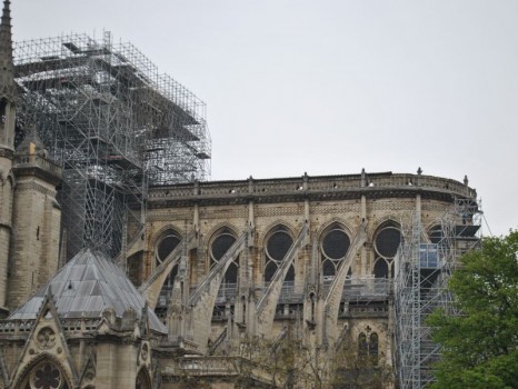 L\'arrière de la cathédrale Notre-Dame au lendemain de l\'incendie