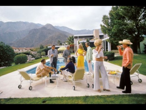 Fête au bord de la piscine de la Maison du désert de la famille Kaufmann en 1970