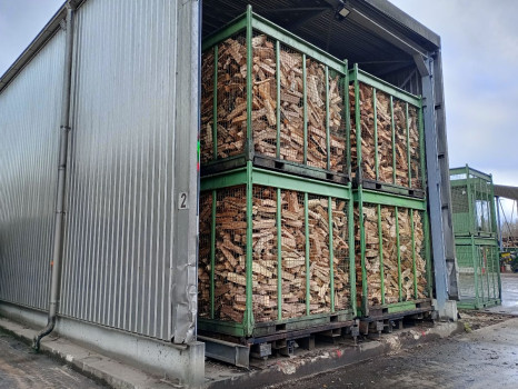 Bûches de bois dans un séchoir, BF 70 Bûches de bois dans un séchoir, BF 70