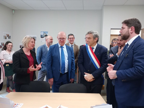 Virginie Gay Chanteloup, vice-pr&eacute;sidente de la communaut&eacute; de communes du Val d\'Amboise, et Vincent Jeanbrun, ministre de la Ville et du Logement.
