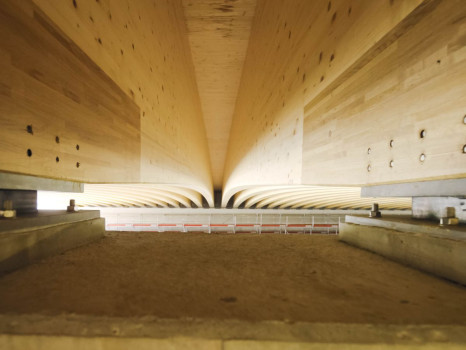 La structure en bois se compose de deux trav&eacute;es supportant une dalle en b&eacute;ton