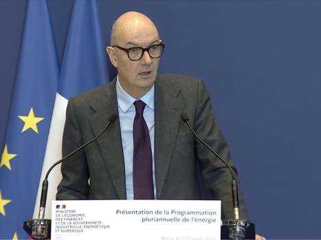 Roland Lescure, ministre de l\'&Eacute;conomie, des Finances et de la Souverainet&eacute; industrielle, &eacute;nerg&eacute;tique et num&eacute;rique, le 13 f&eacute;vrier 2026 lors d\'une conf&eacute;rence de presse &agrave; Bercy.